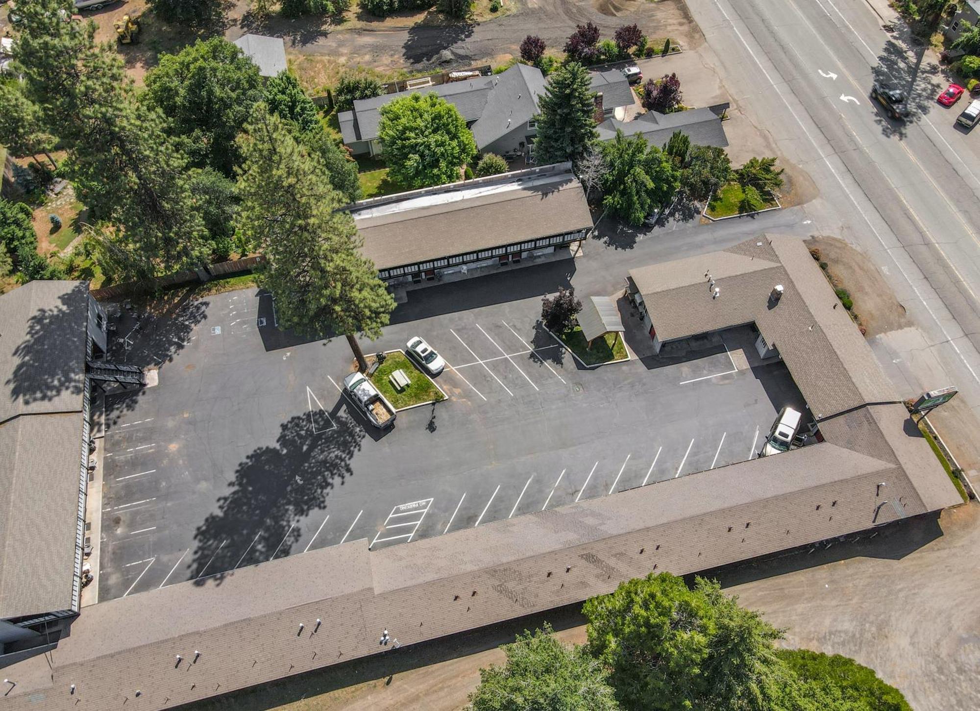 Charm Motel & Suites Burney Exterior photo